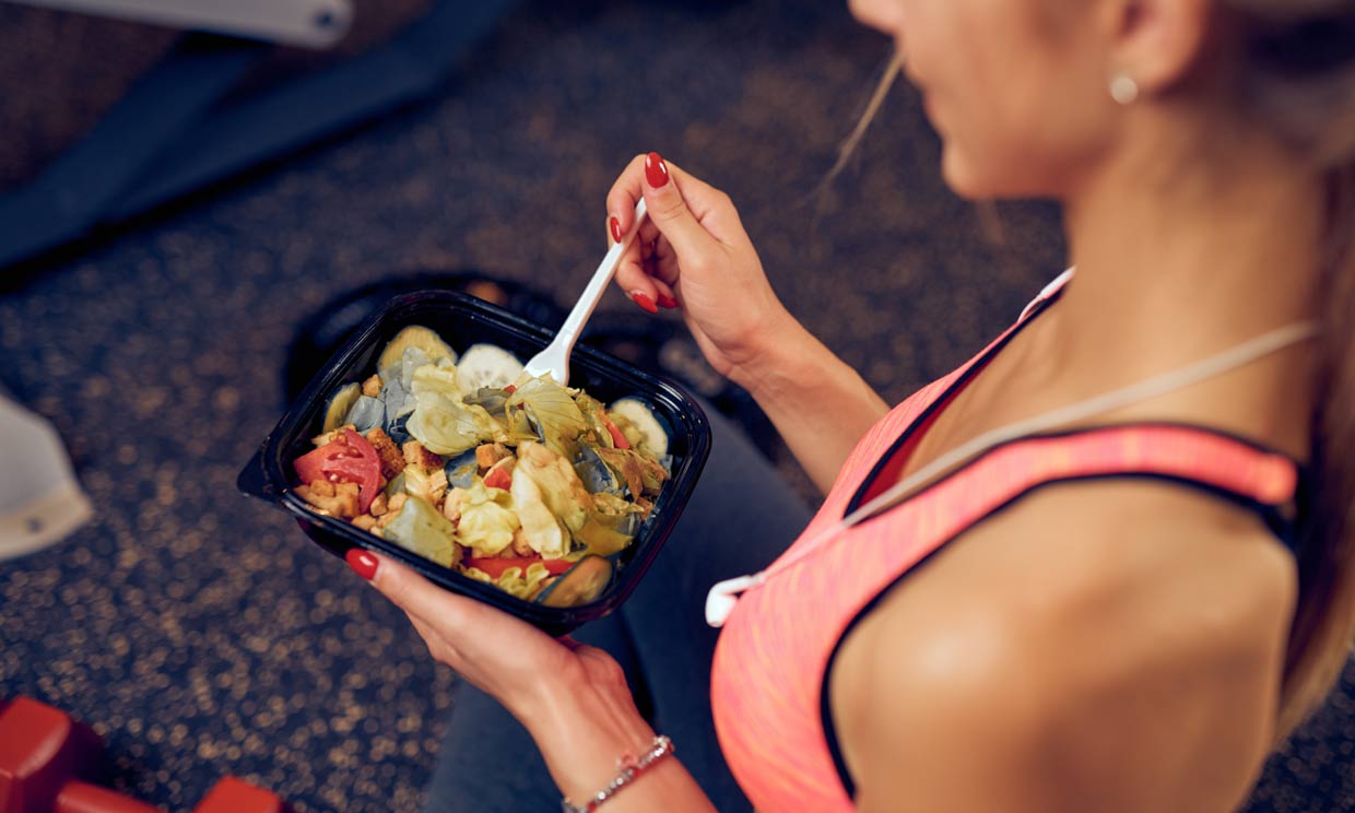 deportista-comiendo-t