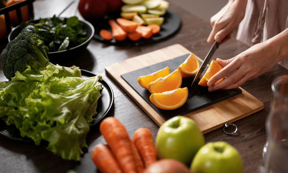 mujer-preparando-su-receta-jugo